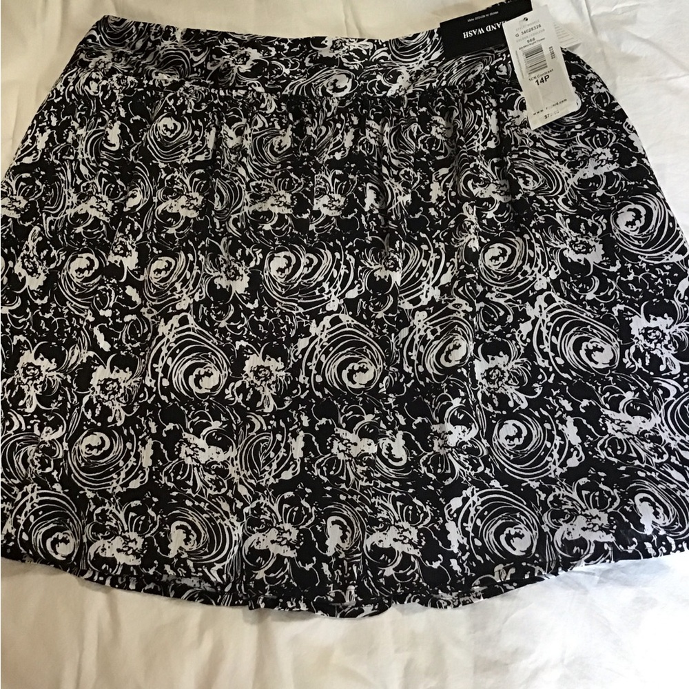 Women’s NWT Black and White Patterned Skirt LINED, Peter nygard
